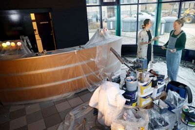 Spillestedet Bakkehuset får i disse dage den helt store frem mod sæsonåbningen i næste uge. Nok engang er koordinator Anne Sofie Thorsted og spillestedsleder Mette Petrea Brøndum selv en del af arbejdsholdet. Der er mange facetter i jobbeskrivelsen - og det er en fordel at kunne bruge sine hænder.