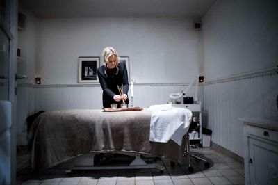 Kristine Grønne har mange års erfaring med ansigtspleje og makeup, og hjælper hvert år mange kvinder med at blive klar til bryllup.