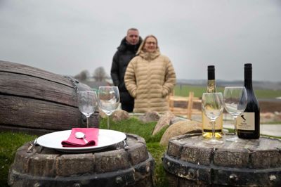 - Vi har allerede en del selskaber, der har booket minigolf til deres fest. Det viser os, at det er en god ide at udvide aktiviteterne, siger Christian Steenfat, der sammen med hustruen Karin Møhlenberg trodsede en isnende vind fra øst og dækkede op på det kommende anlæg, da journalisten insisterende.