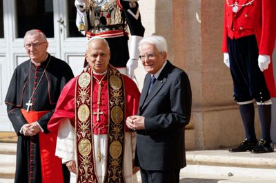 Pietro Parolin sammen med pave Leo og Italiens præsident, Sergio Mattarella, i Rom i oktober. Mandag besøger Parolin kong Frederik og Lars Løkke Rasmussen i Danmark. (Arkivfoto).