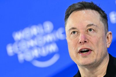 Elon Musk, der står bag det sociale medie X og AI-chatbotten Grok, er blevet kritiseret for risikoen for, at manipulerede seksuelle billeder af kvinder og børn kunne oprettes via Grok og spredes via X. Nu rejser EU-Kommissionen en formel sag om det (Arkivfoto).