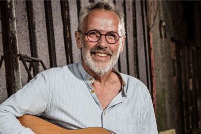 Den erfarne folkemusiker, Svend Erik Larsen, byder både på sang, guitarspil og gode historier, når han gæster Fjandbohus.