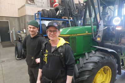 Lars Falsig forrest med exoskelettet på. Det kan sikre, at han kan blive i sit arbejde hos Timring VVS Smede- & Maskinforretning, hvor han har været i otte år. Bag ham er det indehaveren Asbjørn Engmark, der vil gøre sit til at han kan beholde sin erfarne medarbejder.
