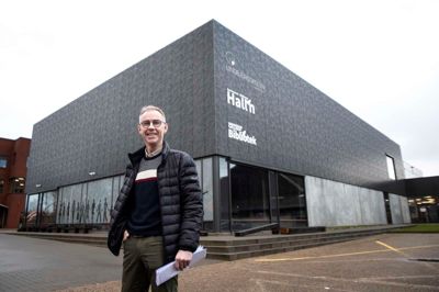 Klaus Jacobsen fra Hammerum-Gjellerup Hall'n glæder sig over den nye fælleskalender, der skal samle alle byens kulturelle og sportslige arrangementer.