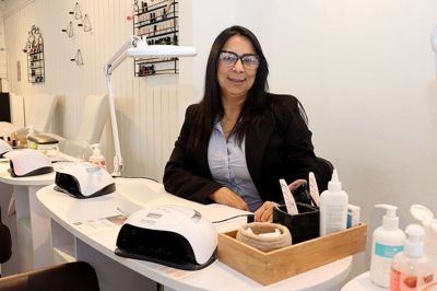 - Hvis jeg skal være ærlig, så var der lidt kedeligt i den anden butik. Her i den nye butik sker der meget mere ude på gade. Det er dejligt at opleve det liv, siger Poula Silva, indehaver af negleklinikken La Eleganzia, der før jul flyttede ind i Nygade 34.