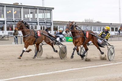 Eftermiddagens tætteste opløb var i tredje løb, hvor udvendige Triple Thobo nedkæmper storfavoritten Kingston Flamingo.