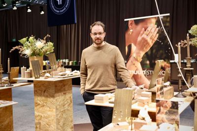Muun Studios kan ikke mærke de stigende guld- og sølvpriser særlig meget, da de fleste af deres smykker består af rustfrit stål.