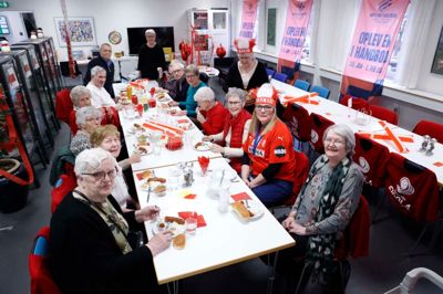 Forrest til venstre sidder Erna Thorup Nielsen, som sammen med en række andre brugere har glæde af at komme på Herning Kommunes aktivitetscenter Koloritten på Markedspladsen. Også når det foregår i de EM-håndboldrammer, der er lige for tiden.