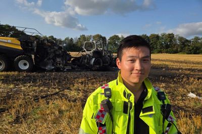Brand & Redning Midtdvest måtte mandag eftermiddag rykke ud til ild på to marker på Karlsmosevej. Indsatsleder Kristian Rask Hansen ledte indsatsen.