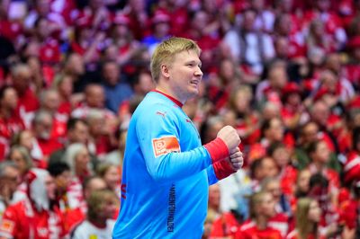 Målmand Emil Nielsen var længe den mest iøjnefaldende forskel på de danske OL-guldvindere og tyskerne, der bed godt fra sig i de første 38 minutter. Men derefter trak danskerne fra.