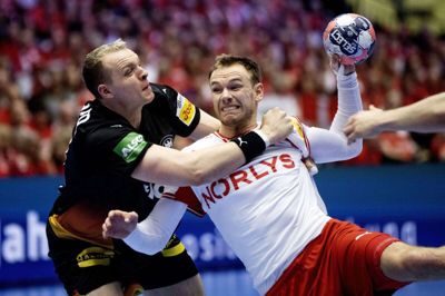 Mathias Gidsel, der her tackles af tyske Justus Fischer, mener, at Danmark har meget af bruge onsdagens kamp mod Norge til ved EM.