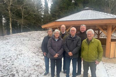 På søndag 1. februar er gruppen her klar til at byde indenfor til 40-årsjubilæum i Spejderhytten Stabelhøj. Fra venstre ses Birgit Christensen, grupperådet, Birthe Ibsen, tidligere leder, Steen Christensen, grupperådet, Leo Reinertsen, stifter af KFUM-spejderne i Skibbild-Nøvling, Per Bang, nuværende leder, og Johannes Jensen, der også var med for 40 år siden.