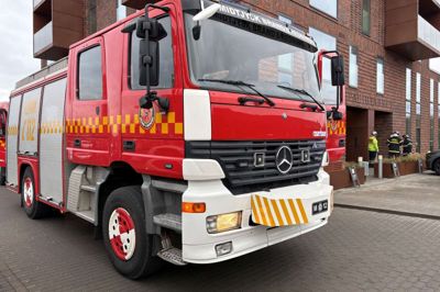 De to brandbiler samt en indsatslederbil tiltrak en del opmærksomhed, da de kom drønende med fuld babu-babu til Papirtårnet. Foto: Søren Nielsen