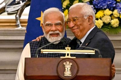 Indiens premierminister, Narendra Modi (til venstre) omfavner EU's præsident, António Costa, efter topmødet i Indien, hvor EU sagde ja til at åbne for mere kvalificeret arbejdskraft fra Indien til EU.