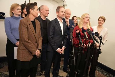 Finansminister Nicolai Wammen (S) præsenterer aftalen om en fødevarecheck sammen med regeringskollegaer og repræsentanter fra SF og Enhedslisten.