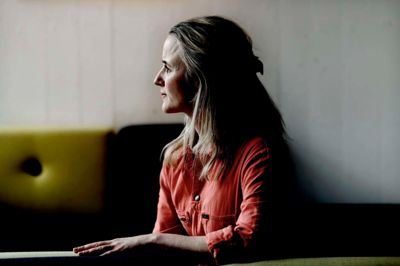 Marianne Søgaard har siden 2017 være lærer i musik på Silkeborg Højskole. Men hun har faktisk også en teologisk uddannelse bag sig, og det er den, som hun nu skal bruge som virkarpræst ved Dybkær Kirke. Hun er blandt andet medskaber på den kendte salme »Hold håbet op«, som bliver sunget mange steder.