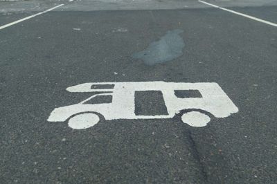 Der er 20 parkeringsbåse fordelt på seks p-pladser i Silkeborg by til autocampere. Pladserne måler cirka fire gange otte meter.