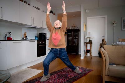 Lissy Vang har dyrket yoga i 30 år og er i en alder af 90 år instruktør for to motionshold og et yogahold under Ældre Sagen i Them. Her demonstrerer hun yoga-figuren »Krigeren«.