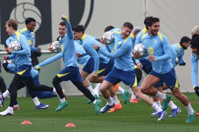 Der var godt humør på Barcelonas træningsanlæg, Joan Gamper, forud for onsdagens møde i Champions League med FC København. Men Andreas Christensen er stadig ikke i stand til at deltage.