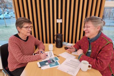 Lene Fruelund (tv) har siddet med til mange møder som bisidder. Hun oplever, at det kan være en hjælp til at stille de rigtige spørgsmål. Ann Rosendahl, næstformand i Ældre Sagen Silkeborg, håber, at flere bliver opmærksomme på ordningen.
