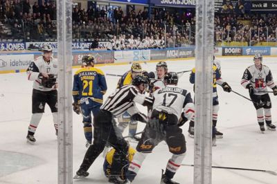 Tirsdagens kamp mellem Blue Fox og Frederikshavn blev præget af, at der før kampen og i periode-pauserne blev optaget scener til en spillefilm med ishockey som ét af temaerne. I de hvide trøjer ses »Aarhus Guardians«, der er opfundet til filmen. Det var spillere fra Blue Talent Academy, der var »udlejet« til aarhusianerne. Længst til venstre ses en kameramand, der fra sin position på isen forhåbentligt fik nogle gode billeder i kassen.