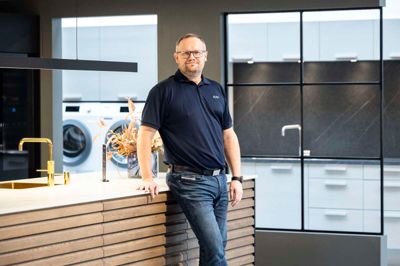 Morten Pedersen har i 25 år solgt køkkener og inventar for Aubo i Aulum. Andre køkkenproducenter har spurgt, om han vil skifte til deres mærke. Svaret er hver gang nej.