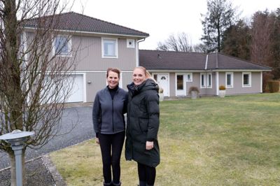 66-årige Kersti Tägtström Møller (t.v.) kom til Danmark fra Sverige for 45 år siden. Hun skulle ellers bare lige være her i et år ... Sidste år fik hun endelig solgt sit lille hus på Kollundvej ved Kollund, men hun måtte deltage i et tv-program og have hjælp fra blandt mange andre datteren Kristina Tägtström, før det kunne lykkes - nu flytter hun snart ind på første sal i datterens hus.