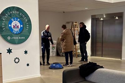 Melker Jonsson er her til højre, da han ankom til Jysk Park. Fysisk træner Rasmus Hansen til venstre tager imod ham. Foto: Mathias Hove Andersen