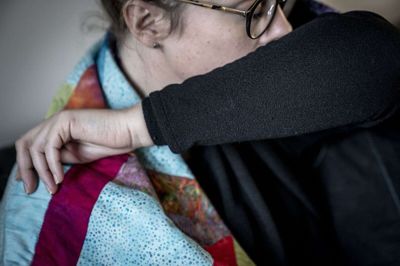 Ondt i halsen, hoste og feber kan være symptomer på influenza, og i øjeblikket er smitten på et højt niveau i Danmark. (Arkivfoto).