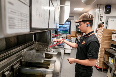Gabriel Pedersen er 16 år og glæder sig til at prøve at tjene sine egne penge som ungarbejder på Skives nye restaurant.