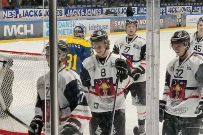 En række af spillerne fra Blue Talent Academy ses her i uniformerne fra det fiktive hold »Aarhus Guardians«, som har en rolle i den nye spillefilm »Momentum«. I pauserne i kampen mellem Blue Fox og Frederikshavn blev der optaget billeder