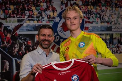 Talentchef i SIF, Peter »PC« Hansen, står her med Anton Hangaard Jul.