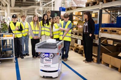 Med en fabrik på næsten kun ét plan og ingen vægge, er det muligt for robotter som denne at bringe elementer rundt. Til stor fascination for eleverne fra Lindbjergskolen.