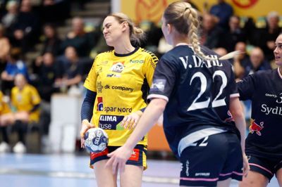 Emilie Arntzen (t.v.) og Ikast Håndbold sled forgæves og tabte atter til rivalerne Odense Håndbold.