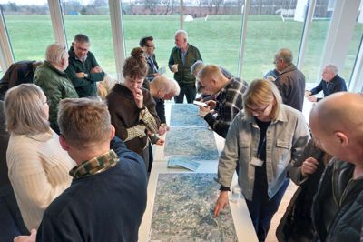 Over 400 lodsejere fik onsdag en orientering om de næste skridt i opfyldelsen af kravene i Grøn Trepart i Herning Kommune. 62 områder, der dækker 11,2 procent af hele kommunens areal, er foreslået ført tilbage ti natur. Over halvdelen af området bruges i dag af landmænd til deres produktion.