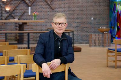 Mads Bille troede, han skulle trække sig tilbage - men opdagede, at hans temperament, erfaring og musikalske visioner stadig kræver et rum. Det rum er nu Hedeagerkirken. Søndag 1. februar - kyndelmisse - kan man opleve en anderledes jazzgudstjeneste i kirken.