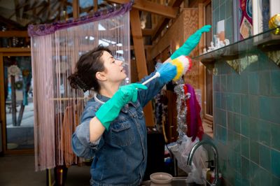 Anna Klahn er forfatter til flere bøger og underviser også i at skrive. For fortsat at kunne lave det, som hun brænder mest for, rykker hun nu ud og gør rent i firmaet Rengøringskunst, som hun har sammen med kunstneren Sidsel Juhl Carlsen.