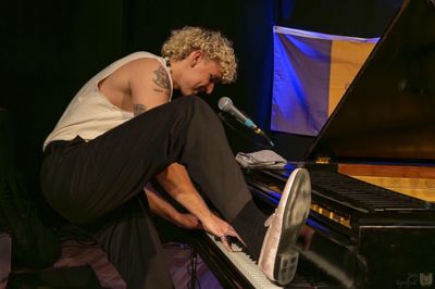 Emil Otto Daugaard fra Ry er i dag en anerkendt jazzmusiker og crooner. Hans debutalbum fra 2022 blev nomineret til »Årets Vokaljazzudgivelser« ved Danish Music Award. Nu er kan klar til Dansk Melodi Grand Prix med sangen »Copenhagen Noir«.