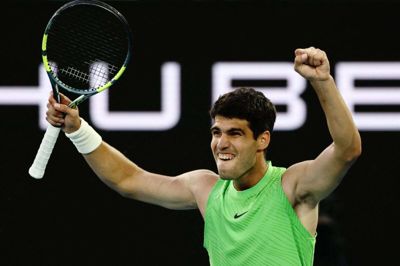Efter næsten fem og en halv times tennis vandt Carlos Alcaraz semifinalen i Australian Open over Alexander Zverev.