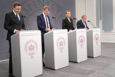 Statsminister Mette Frederiksen (S), vicestatsminister og forsvarsminister Troels Lund Poulsen (V), udenrigsminister Lars Løkke Rasmussen (M) og udlændinge- og integrationsminister Rasmus Stoklund (S) præsenterer regeringens nye udvisningsreform på et pressemøde i Statsministeriet.
