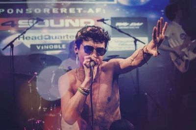 29-årige Sander Sanchez er opvokset i Bjedstrup og er også med ved Dansk Melodi Grand Prix i år. Det er anden gang. Han var også med i 2020, hvor det blev til en flot andenplads.