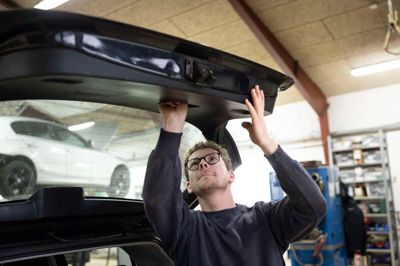 Patrick Hasager Lauritsen var oprindeligt lærling andetsteds, men der var ikke opgaver nok og så blev han anbefalet A.P. Auto & Maskinværksted - og den anbefaling er han glad for.