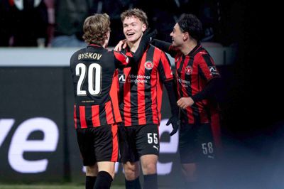 Victor Bak, Valdemar Byskov og Aral Simsir kan følge kampene i knockout-playoffrunden i ro og mag. FC Midtjylland er nemlig allerede klar til ottendedelsfinalen i Europa League, hvor de skal op mod vinderen af enten Panathinaikos-Viktoria Plzen eller Fenerbahce-Nottingham Forest.