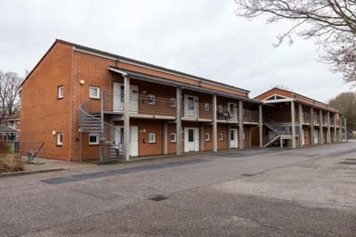 Tilsammen har Fællesbo og Fruehøjgaard næsten 1000 ungdomsboliger i Herning Kommune. Fællesbo har blandt andet 100 på A.I Holms Vej, som er et af de steder, hvor udlejningen har været udfordret. Det skyldes blandt andet, at der er dele-badeværelser i halvdelen af afdelingen.