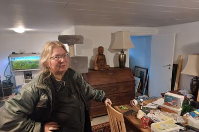Rikke Bülow er ved at pakke sit hjem sammen. Hun frygter, at hendes ting er inficeret med skimmelsvamp. Herning Kommune mener ikke huset med det utætte tag er sundhedsskadeligt.