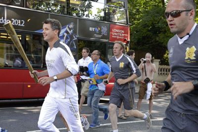 Den daværende kronprins Frederik løb den 26. juli med den olympiske fakkel under OL i London. Ifølge Ekstra Bladet optræder hans navn i de nyeste Epstein-dokumenter, hvor der står, at den daværende kronprins stod som bekræftet deltager til en middag samme dag. Det er uvist, om han deltog. (Arkivfoto).
