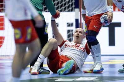 Simon Hald fik et slag til hovedet i EM-semifinalen mod Island og måtte udgå af kampen. Han er stadig tvivlsom til finalen.
