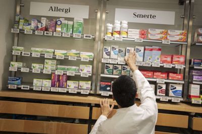 Personalet på landets apoteker forklarer i forvejen, hvordan man skal bruge sin medicin. Nu kan man også ringe til personalet, hvis nye spørgsmål dukker op. (Arkivfoto).