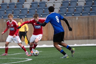 Callum McCowatt og i baggrunden Villads Westh er her i aktion i den sidste testkamp.