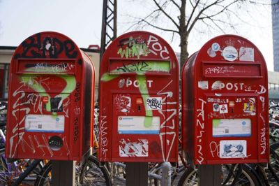 PostNord har taget de velkendte røde postkasser ned, da de ikke længere omdeler breve. Postkasserne er nu blevet solgt hos Føtex og på auktion hos Lauritz.com. Postkasserne på billedet er fra Vesterport Station i København. (Arkivfoto).